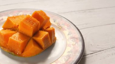 Sarı olgun kesim mango tabakta, tepeden tırnağa.