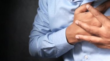 Genç adam göğsünde ani bir ağrı hissediyor..