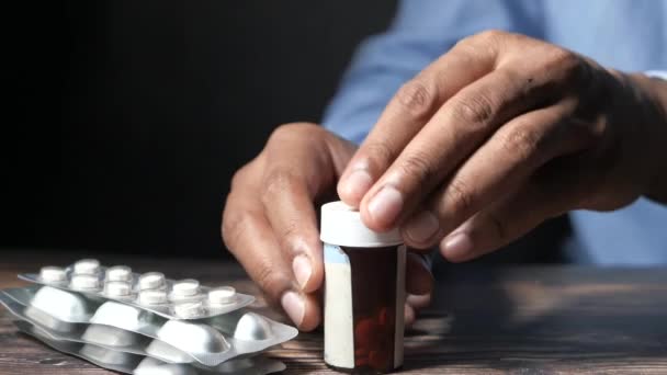 Close-up van de man hand het nemen van medicijnen uit een pil container — Stockvideo