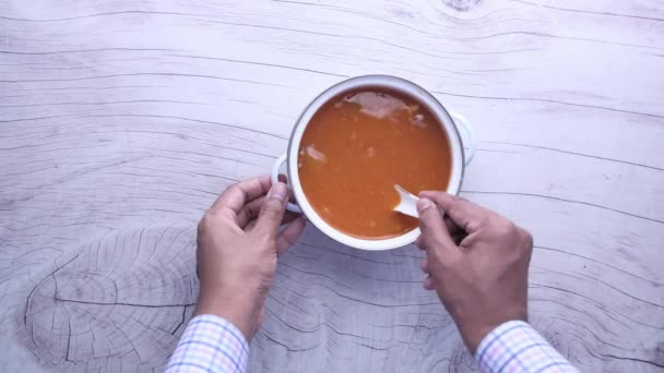 Soupe de légumes en remuant avec des épices vue dessus. — Video