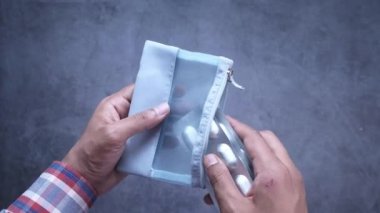 Adamın el ele tutuşmasının en üst görüntüsü. 