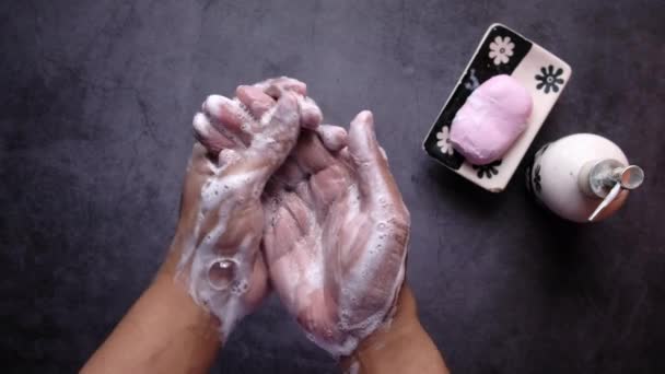 Vista de ángulo alto de la mano del hombre usando jabón. — Vídeos de Stock