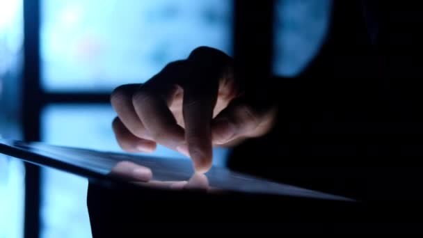 Mann bedient sich nachts digitaler Tablets — Stockvideo