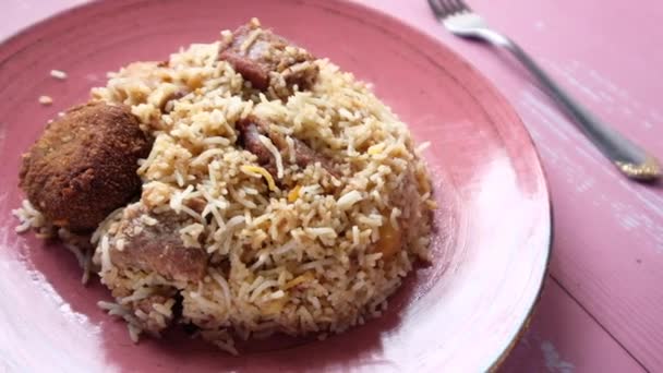 Refeição biryani cordeiro em uma tigela na mesa. — Vídeo de Stock