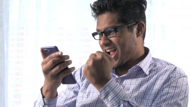 Šťastný podnikatel pomocí chytrého telefonu uvnitř — Stock video