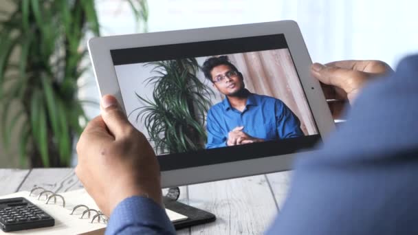 Empresário Em uma videoconferência discutindo estratégia — Vídeo de Stock