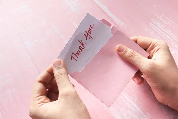 Mão das mulheres segurando carta de agradecimento, de cima para baixo — Fotografia de Stock