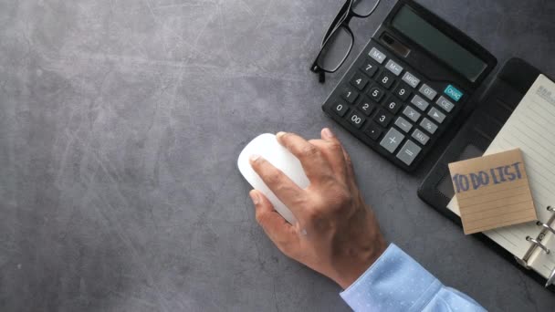 Podnikatel ruku s počítačem myši, Zavřít — Stock video