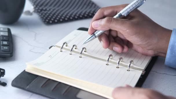 Fechar-se de homem mão escrita no bloco de notas. — Vídeo de Stock