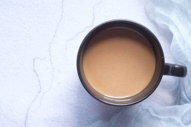 Masadaki fincanda yüksek açılı kahve manzarası 