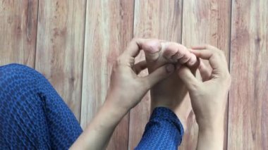 Kadın ayağı ve el masajı yaralanma noktasında.