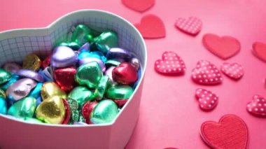  Küçük kalp şeklinde bir hediye. Yakından.