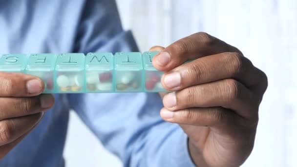 Close-up van de man hand het nemen van pillen uit pil doos — Stockvideo