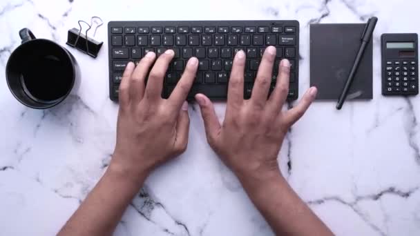 Joven en dolor de muñeca mientras escribe en el teclado — Vídeos de Stock