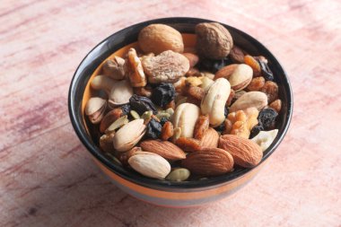  Masanın üzerinde bir kase karışık fındık var. 