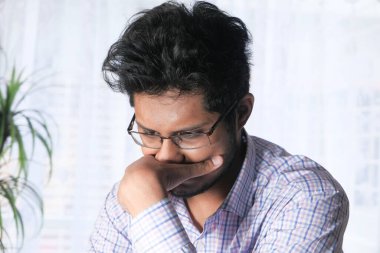 Bunalımlı adam kendini hasta hissediyor ve maddi sorunları için endişeli.