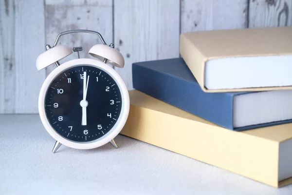 Pila di libri e orologio sul tavolo da vicino — Foto Stock