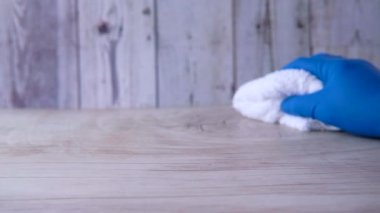 Sprey şişesi ve temizlik masası. 