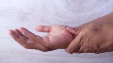  Genç adam el bilek ağrısı çekiyor. Yaklaş. 