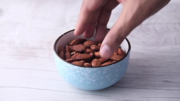 Kézzel szedett mandula közelről egy tálból. — Stock videók