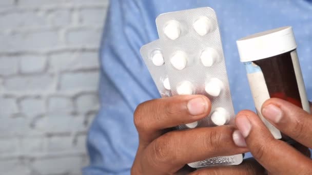 Fechar a embalagem blister e o recipiente para comprimidos — Vídeo de Stock