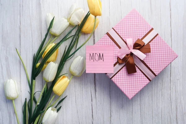 Vista superior del regalo del día de la madre y la flor en la mesa. — Foto de Stock