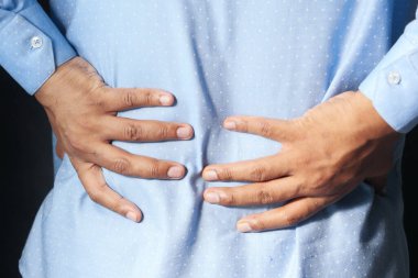 Sırt ağrısı çeken genç adam. Yaklaş.