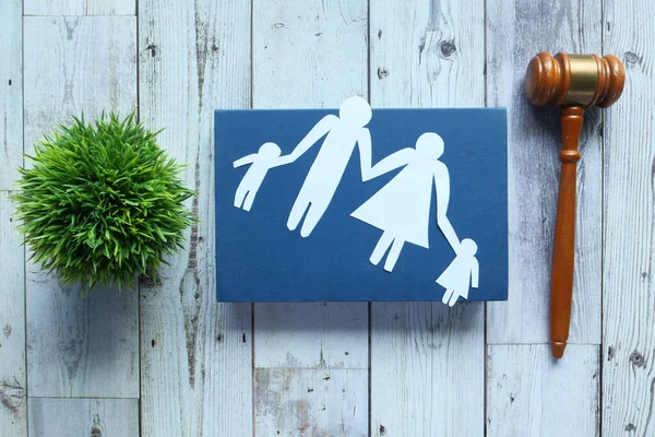 Aile hukuku kavramı. Çocuklu bir aile. Masada tokmak var..