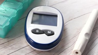 Masadaki diyabetik ölçüm araçlarını ve hapları kapat 