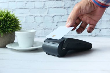 Kredi kartından ödeme terminali ücreti, bağlantısız ödeme.