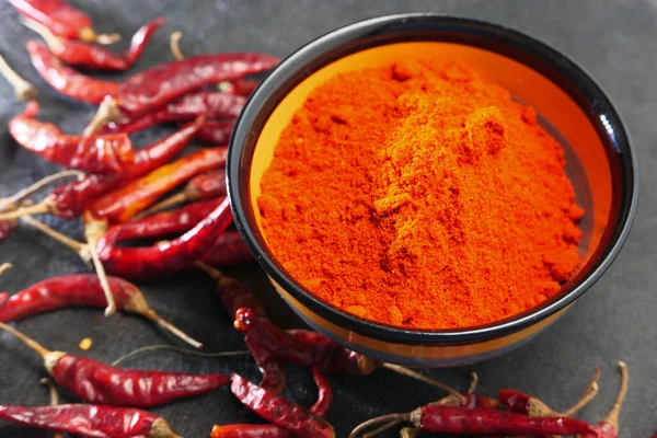 Chili por és szárított paprika asztali alapon. — Stock Fotó