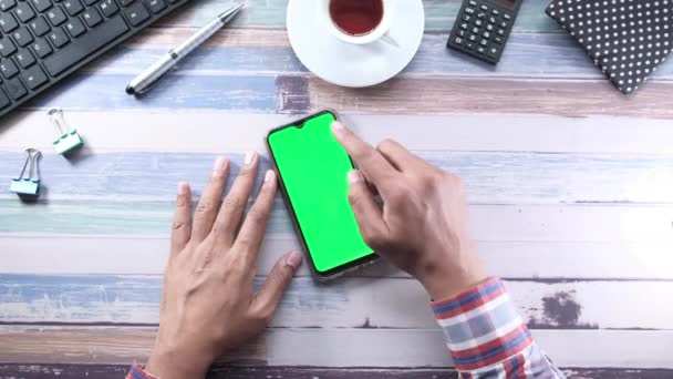 緑の画面でスマートフォンを使用してビジネスマン,トップビュー — ストック動画