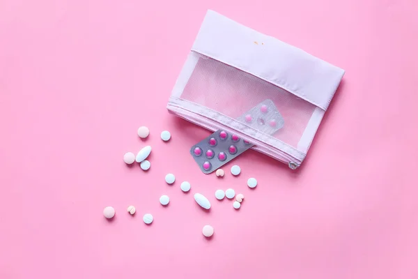 Bovenaanzicht van pillen morsen op roze achtergrond — Stockfoto