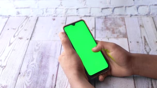 Utilizzando smart phone con schermo verde, Close up — Video Stock