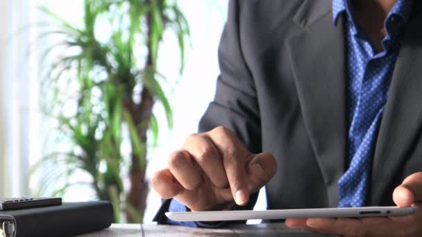 Homme d'affaires en costume travaillant sur tablette numérique au bureau, — Video