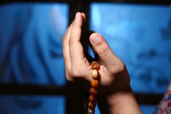 Nahaufnahme muslimischer Frauen beim Handgebet. — Stockfoto