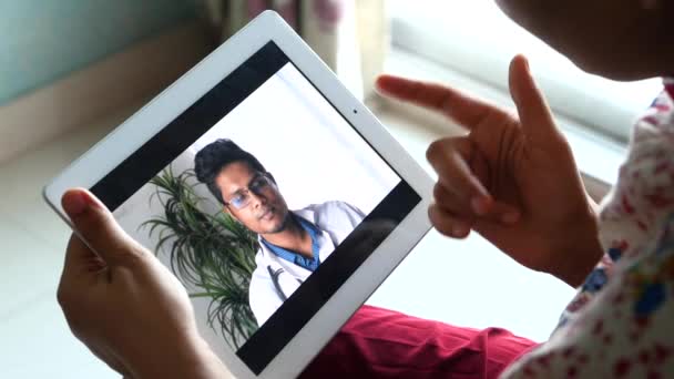 Online overleg met arts op digitale tablet — Stockvideo