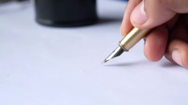 Muž ruka s plnicí pero dává podpis — Stock video