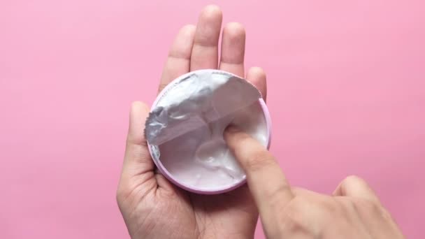 Femme prenant la crème cosmétique d'un contianer, vue de dessus — Video