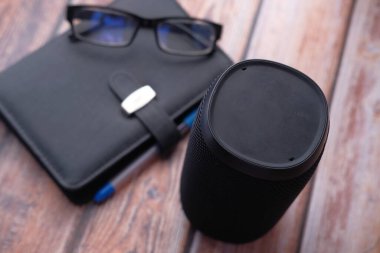 Beyaz arkaplanda kopyalama alanı olan akıllı hoparlör ve klavye 