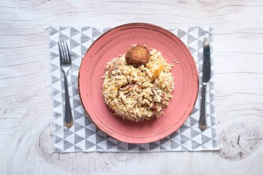 Masadaki kasede kuzu biryani yemeği.