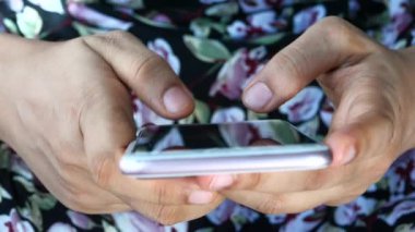 Akıllı telefonları tutan kadınların yakın çekimleri. 