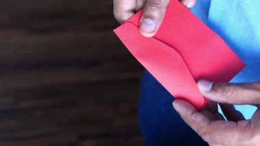 Bir teşekkür mektubu okuyarak yakınlaş. 