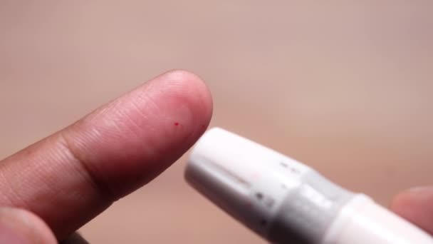 Bovenaanzicht van de mens hand meten diabeticus op tafel — Stockvideo