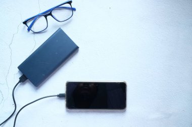 akıllı telefon şarj masasında elektrik bankası, üst görünüm 