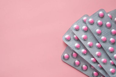 Pembe arkaplandaki su toplama paketinin üst görüntüsü 