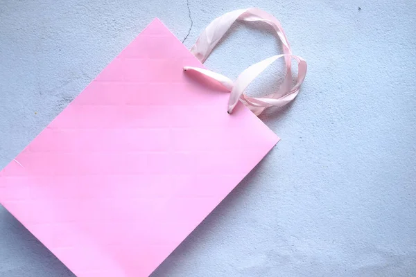 Beyaz arkaplanda düz pembe renkte doğrama torbası — Stok fotoğraf