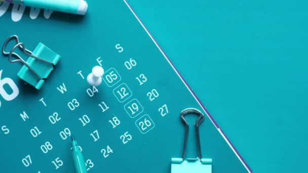 Concepto de plazo con push pin en la fecha del calendario de cerca — Vídeos de Stock