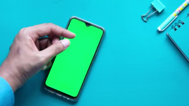 Férfi kéz okos telefon kijelző zöld képernyő, felülről lefelé — Stock videók