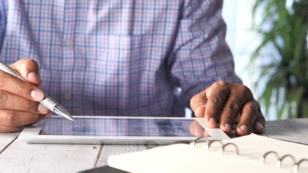 Männerhand arbeitet am Schreibtisch an digitalem Tablet mit selbst erstelltem Diagramm — Stockvideo
